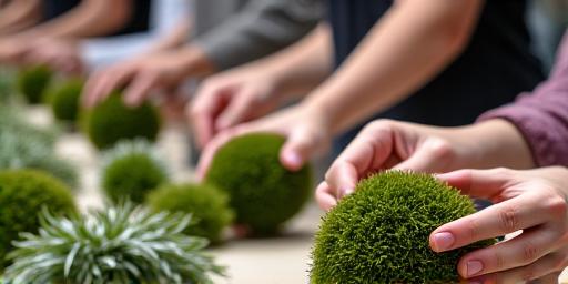 参加者たちが楽しそうに苔玉を作っているワークショップの様子